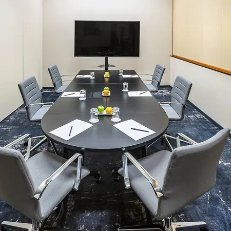 Otel Courtyard By Marriott Airport 4*