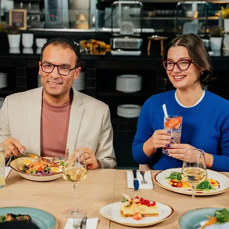 Courtyard By Marriott Airport