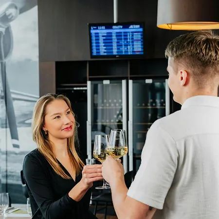 Courtyard By Marriott Airport Hotel