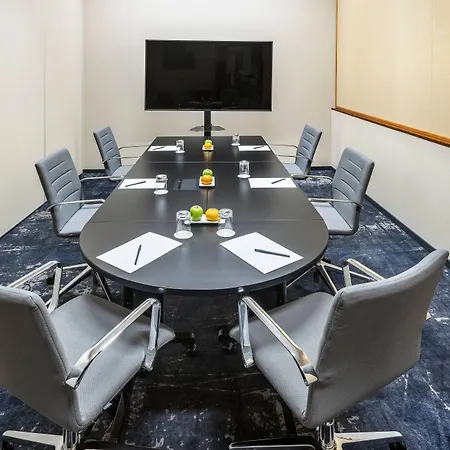 Courtyard By Marriott Airport Prag