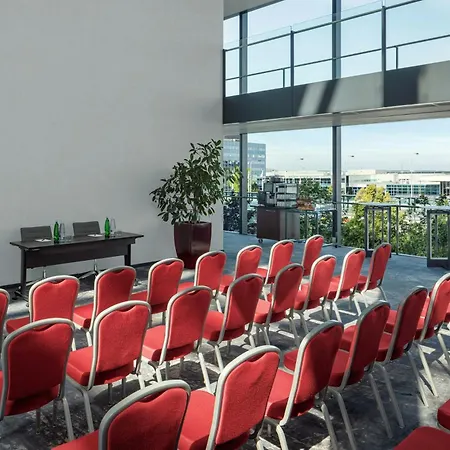Courtyard By Marriott Airport Πράγα