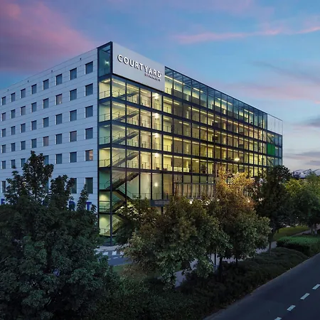 Courtyard By Marriott Airport Hotel