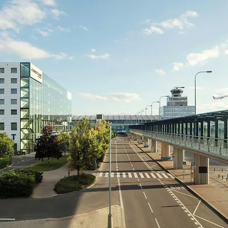 Courtyard By Marriott Airport