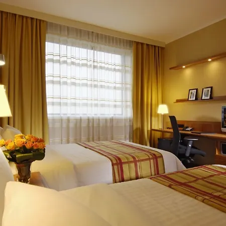 Courtyard By Marriott Airport Szálloda Prága