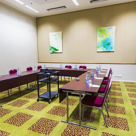 Courtyard By Marriott Airport Szálloda