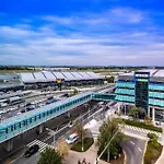 Courtyard By Marriott Airport Hotel