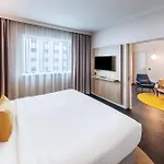 Courtyard By Marriott Airport Hotel