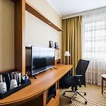 Courtyard By Marriott Airport