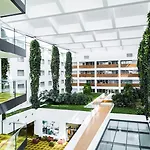 Courtyard By Marriott Airport Hotel