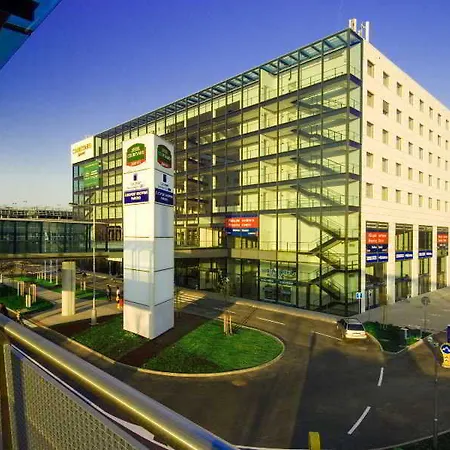 Courtyard By Marriott Airport Prag